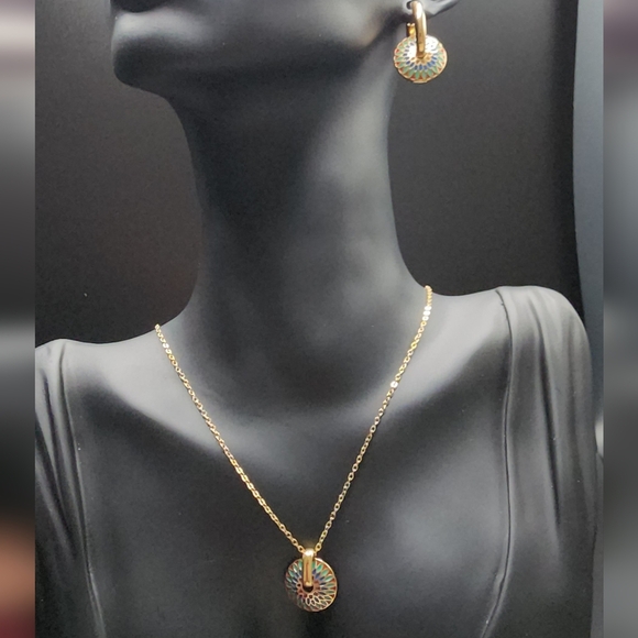 Elegant Gold Necklace - Picture 9 of 10